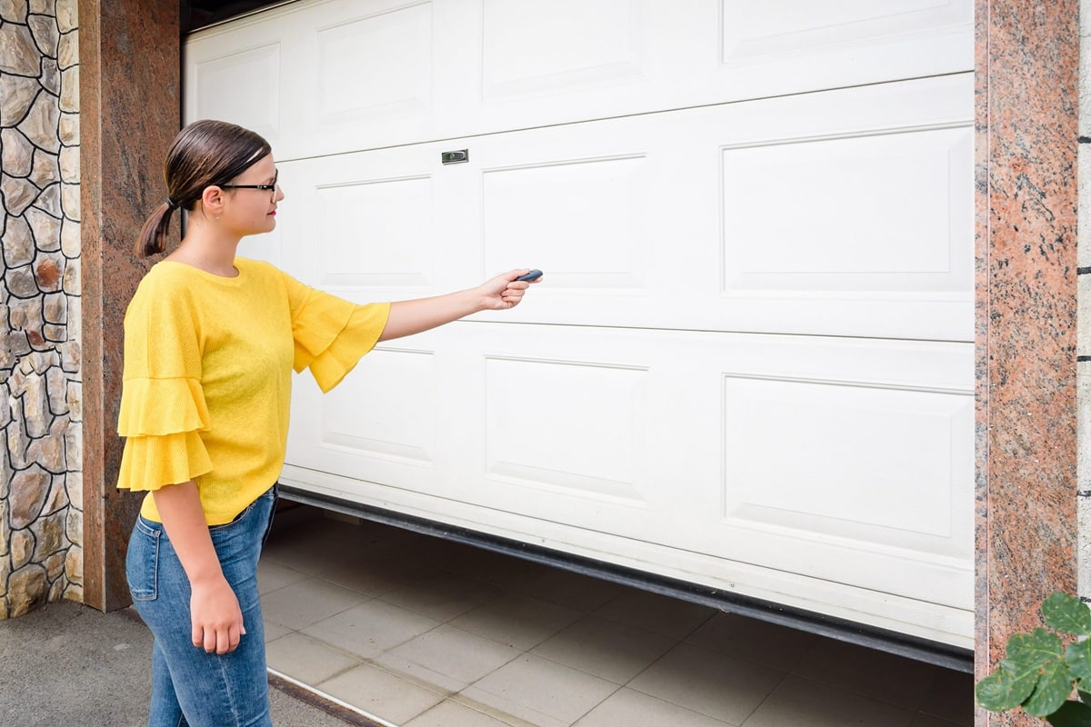 Comment programmer une télécommande de porte de garage FAAC ?